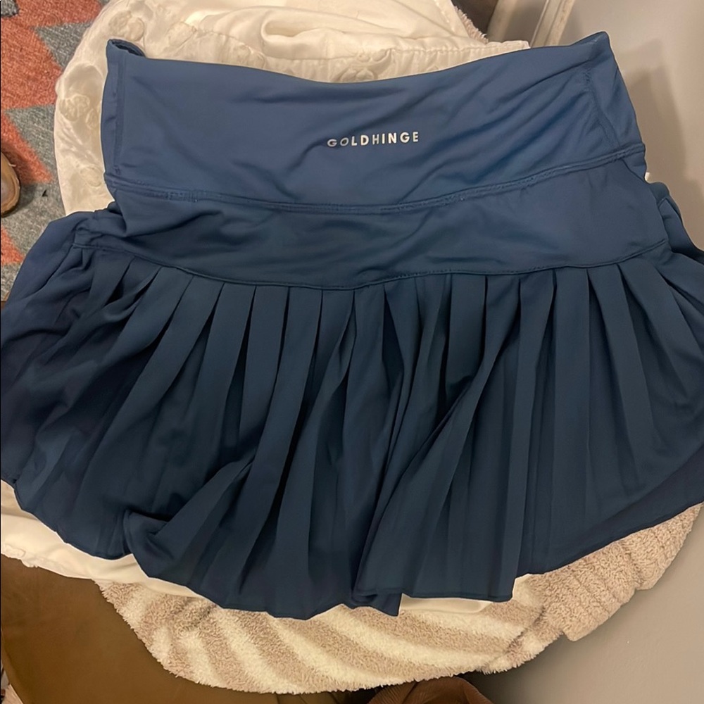 Gold hinge skirt 
Size medium